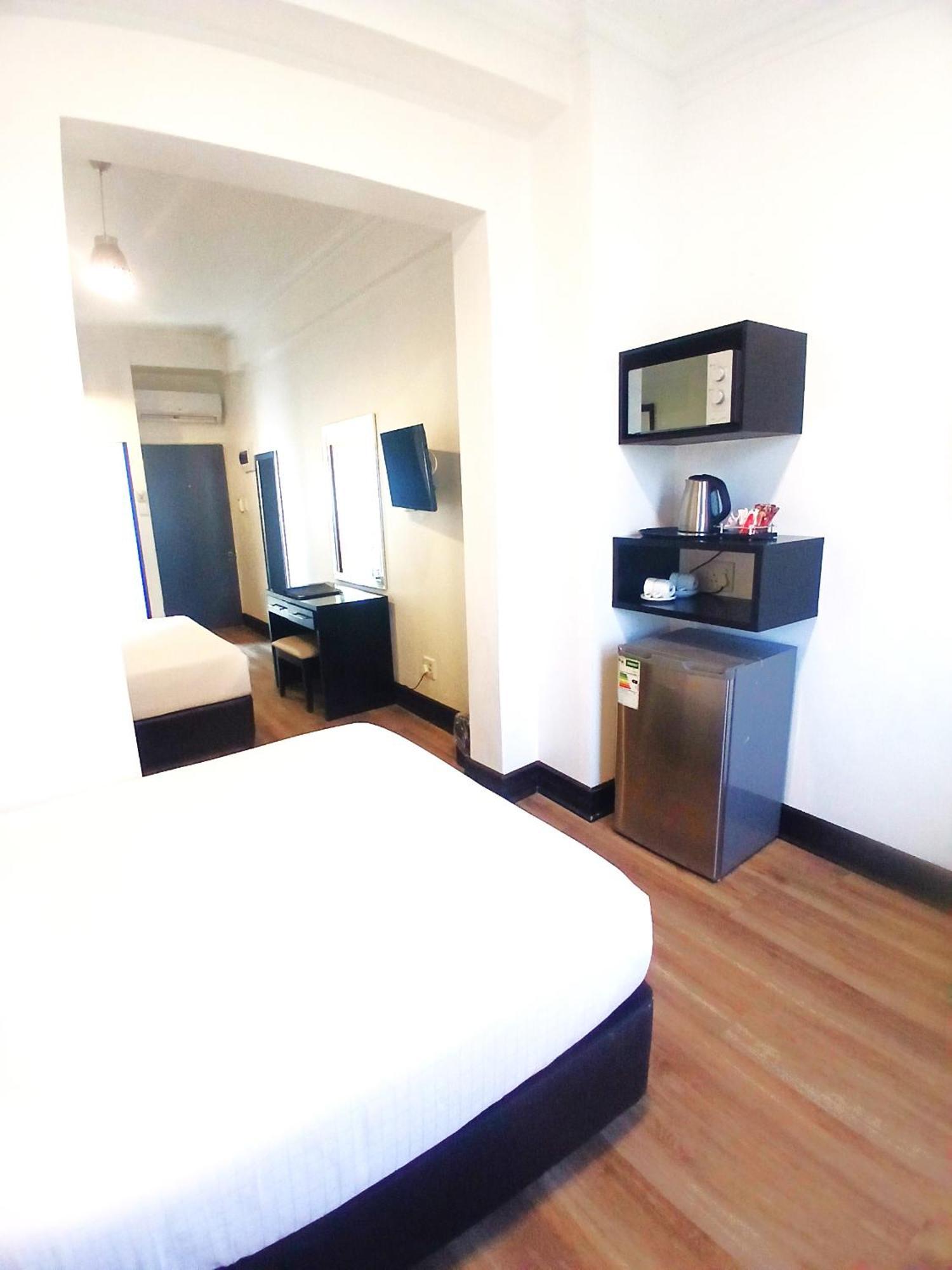 Parade Hotel 3*