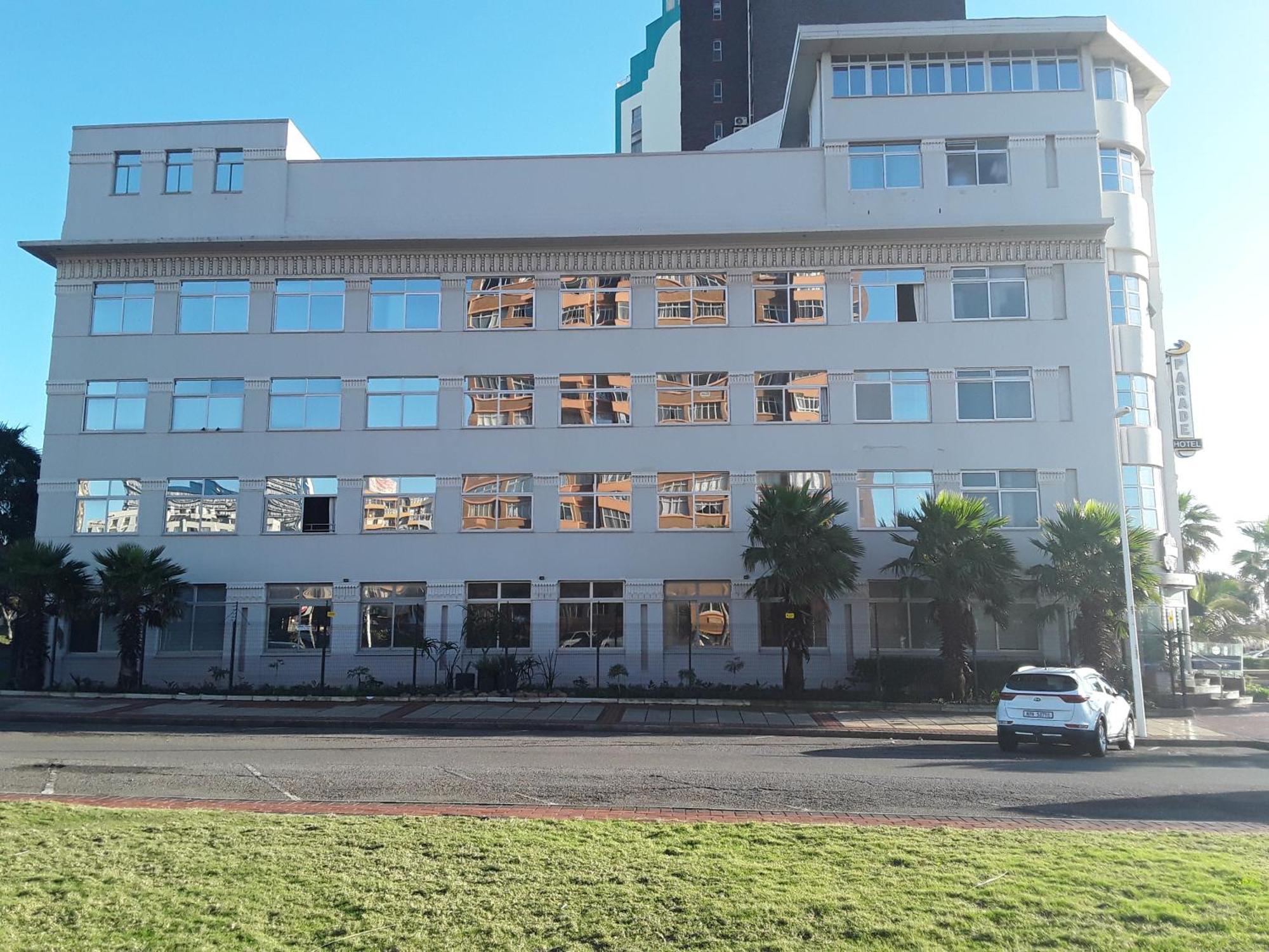 Parade Hotel 3*